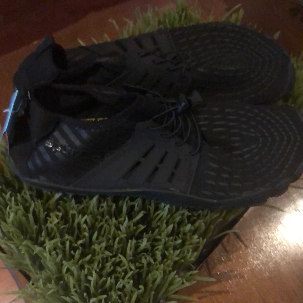 Mens water shoes in black size 13-13.5